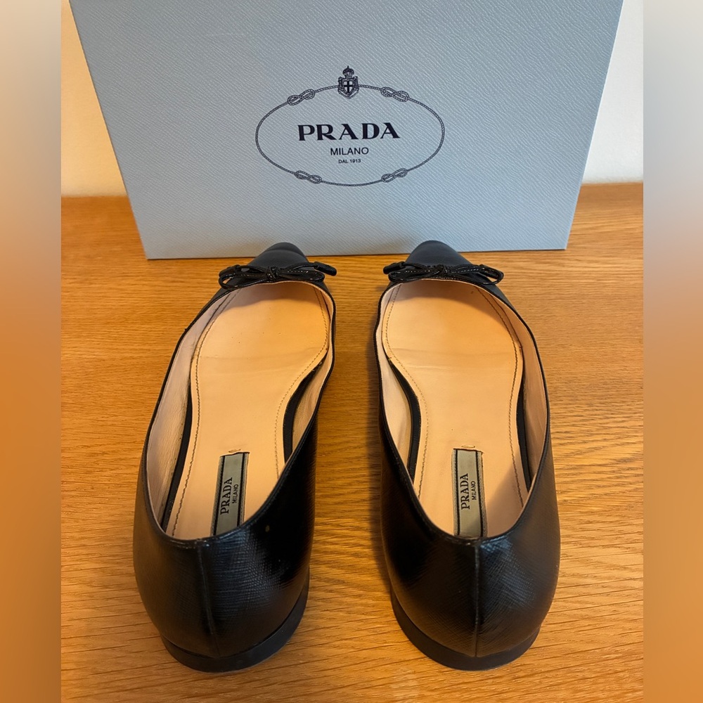 Prada Glossed Black Saffiano Flats with Bow - Picture 2 of 13